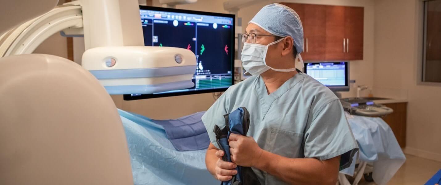 L'électrophysiologiste retire le gilet de plomb à la suite de la réduction de la fluoroscopie